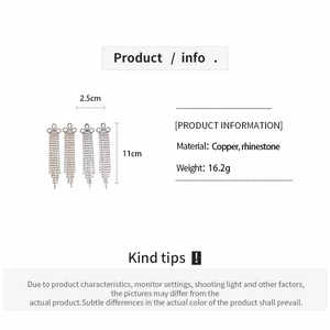 Détail des boucles d'oreilles nœud en strass avec dimensions 2,5 cm de large et 11 cm