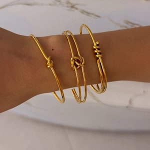Ensemble de trois bracelets joncs minimalistes en acier inoxydable doré avec nœuds