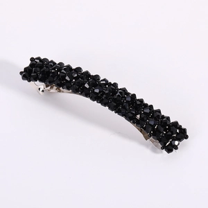 Barrette à cheveux minimaliste à cristaux noirs pour femmes sur fond blanc