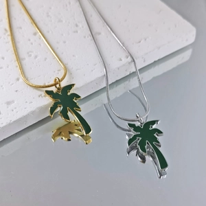 Colliers en acier inoxydable plaqué or 18 carats avec pendentifs palmier vert élégants