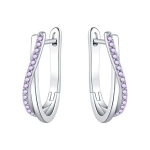 Détail de boucles d'oreilles en U argentées avec design croisé et zircons violets