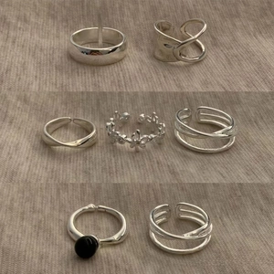 7-piece set of minimalist silver rings with black agate and twisted designs for women