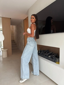 Hellblaue High-Waist-Wide-Leg-Jeans mit Kordelzug an einem Modell in modernem Wohnambiente