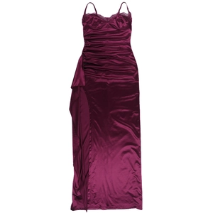 Détail de la robe de soirée en satin violet avec dentelle délicate et fente latérale haute