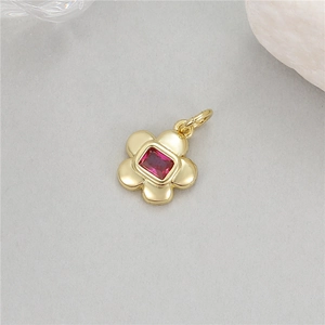 Pendentif fleur à cinq pétales dorée avec un zircon rouge rectangulaire au centre