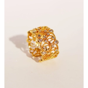 Vintage palace style gold hollow ring with sparkling teardrop zircon and lace filigree