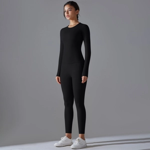 Vue latérale d'un ensemble de yoga noir avec legging taille haute et haut ajusté