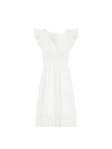 Détail de la robe blanche à col en V avec broderie anglaise complexe et tissu ajouré