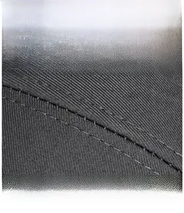 Nahaufnahme von schwarzem Twill-Stoff und hochwertigen Nähten an der Baseballkappe