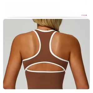 Détail de la découpe dos nageur sur un soutien-gorge de sport marron et blanc