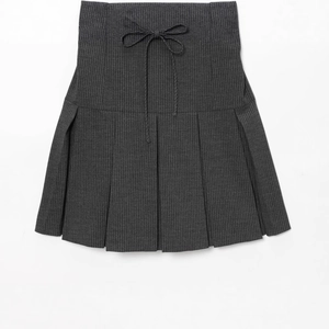 Mini-robe plissée grise à fines rayures avec nœud à la taille au style minimaliste