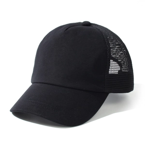 Detailaufnahme einer schwarzen Kinder-Trucker-Cap mit atmungsaktivem Netz und Schirm