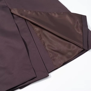 Vue macro détaillée de la texture du tissu et de la doublure intérieure marron brillant du manteau