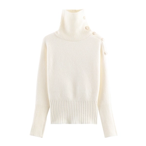 Maglione in maglia a collo alto bianco crema con bottoni decorativi in metallo sulla spalla