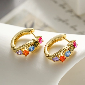 Dettaglio di orecchini a cerchio placcati oro 18K con cinque pietre di zircone colorate