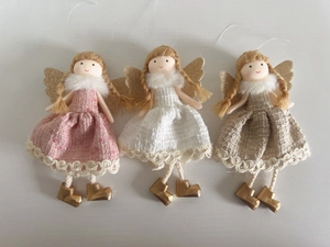 Trois anges de Noël en tissu rose, blanc et beige avec des ailes dorées brillantes