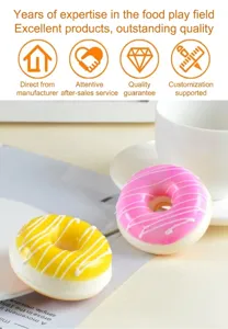 Vista detallada de donuts de PU amarillos y rosas con textura de glaseado realista