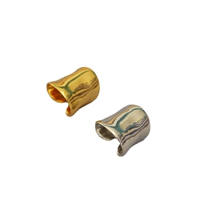 Minimalistische unregelmäßige Earcuffs mit Spiegeloberfläche in Gold und Silber
