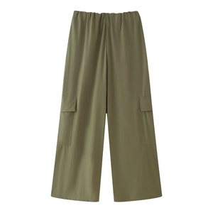 Détail du pantalon cargo taille haute vert militaire avec poches à rabat et jambes larges