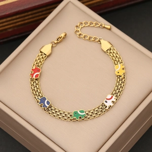 Goldenes gewebtes Armband mit fünf bunten Elefanten-Anhängern auf einer Schmuckschatulle