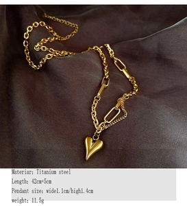 Détail du collier cœur en acier titane doré avec maillons de chaîne irréguliers