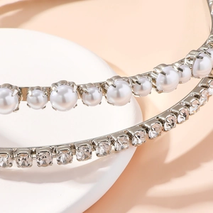 Serre-tête argenté à double rangée orné de strass brillants et de perles blanches