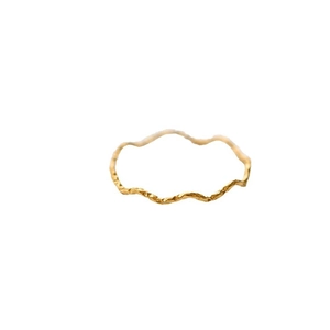 Minimalistischer Goldener Titanring mit Wellenform und gehämmerter Textur für Damen