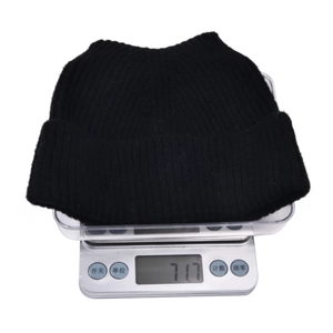 Detailed scale view showing the 71.7g lightweight thick knit black cat ear beanie hat