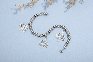 Détail du bracelet à billes argenté avec pendentifs Arbre de Vie et fermoir mousqueton