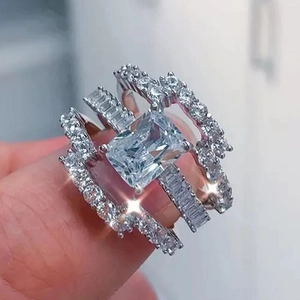 Luxuriöses dreiteiliges Stapelring-Set mit Zirkonia im Radiantschliff am Finger