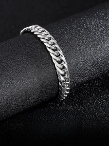 Gros plan d'un bracelet gourmette argenté poli avec fermoir carré pour homme style hip-hop