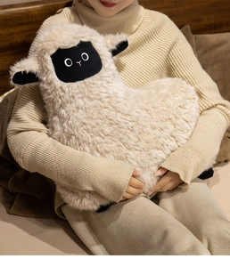 Détail d'un coussin en peluche mouton en forme de cœur avec fourrure douce et soyeuse
