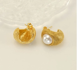 Gros plan sur les boucles d'oreilles en C plaquées or 18k avec texture et perles blanches