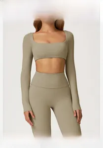 Gros plan sur le haut de sport vert olive à col carré et le legging de yoga taille haute