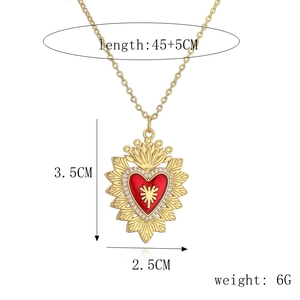 Dettagli della collana con pendente a cuore, dimensioni 3,5x2,5cm e catena lunga 45+5cm
