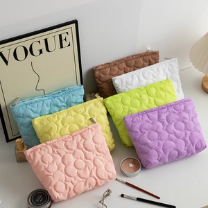 Set di borse cosmetiche trapuntate a fiori in vari colori con accessori moda