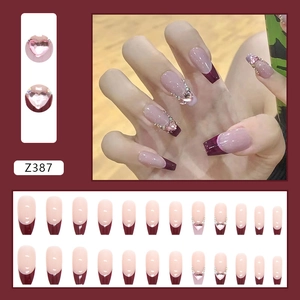 Faux ongles French manucure rouge bordeaux longs avec strass cœur rose 3D et paillettes