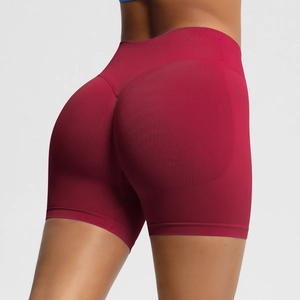 Détail du short de sport rouge sans couture à taille haute avec effet push-up