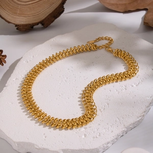 Collier à pompons en acier inoxydable doré sur pierre naturelle au style luxueux