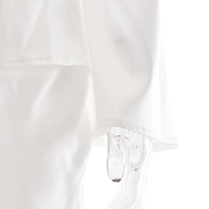 Vue détaillée du tissu en satin blanc lisse avec coutures de qualité sur le poignet