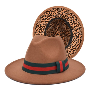 Détail d'un fedora en laine avec bande bicolore et doublure imprimé léopard sur le bord