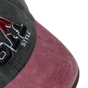 Dettaglio macro del ricamo di alta qualità e del tessuto lavato di un cappello retro.