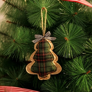 Gros plan d'une décoration de sapin de Noël à carreaux avec un nœud et une corde en jute
