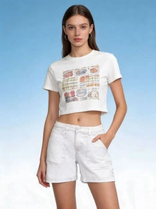 T-shirt bianca corta slim fit con stampa artistica e pantaloncini cargo coordinati