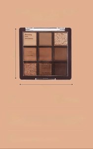 Detalle macro de la paleta de sombras GECOMO de 9 colores con dimensiones de 7,5cm