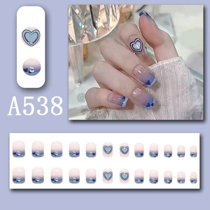 Details von blau-violetten Farbverlauf-Kunstnägeln mit Herzmustern und French-Linien