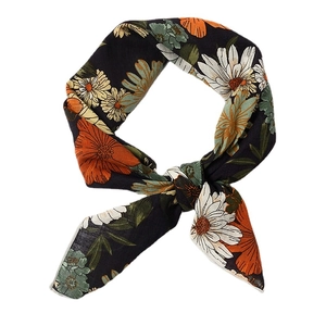 Carré en coton et lin élégant avec motifs floraux vintage sur un fond noir sobre