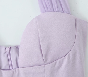 Vue détaillée d'une robe lilas avec bonnets moulés et fermeture éclair invisible latérale