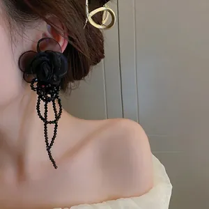 Boucles d'oreilles élégantes style français fleur organza noire et pompons de perles
