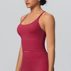 Détail du soutien-gorge de sport rouge foncé avec dos croisé et tissu mat extensible
